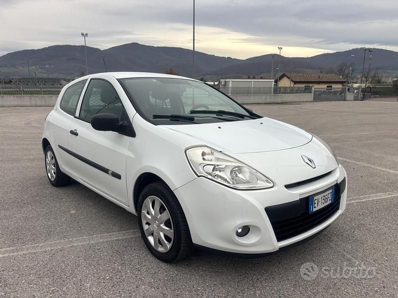 Bianco Usata 2014 Renault Clio IV Furgone | 2500 € (Buon prezzo) - Immagine 1/4