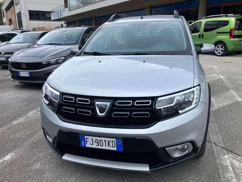 Usata Dacia Sandero 90 CV (66 kW) 2017 Griio metallizzato Berlina
