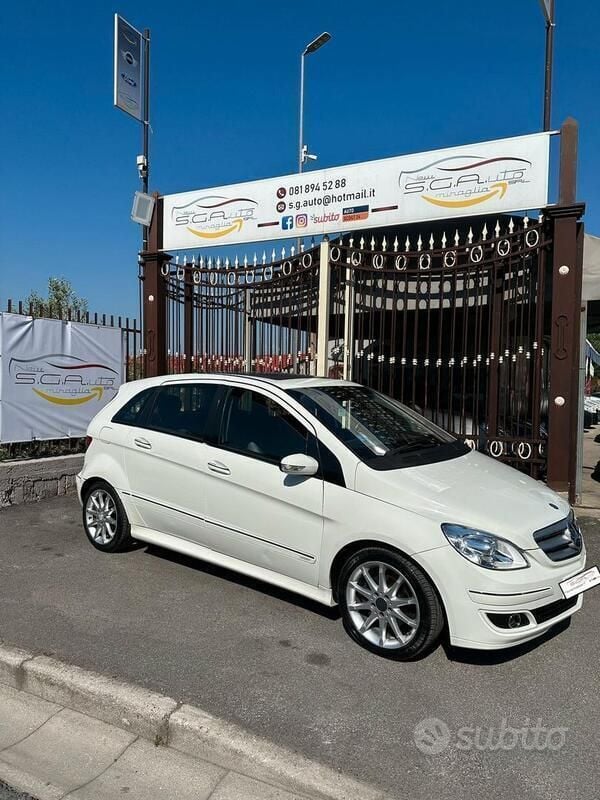 Bianco Usata 2008 Mercedes B180 Monovolume | 4500 € (Buon prezzo) - Immagine 1/4