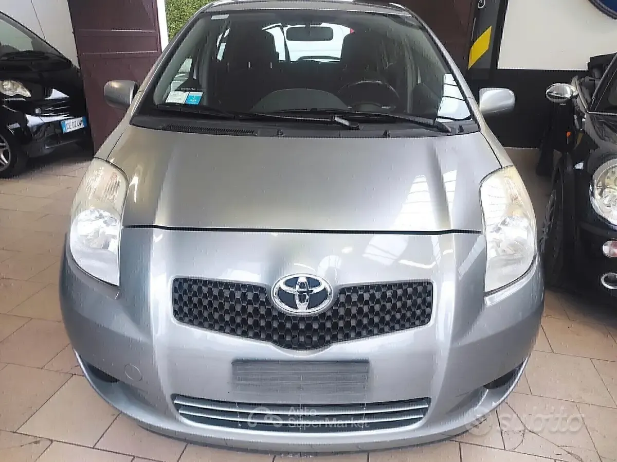 Usata Toyota Yaris Sol 69 CV (50 kW) 2007 Grigio Utilitaria