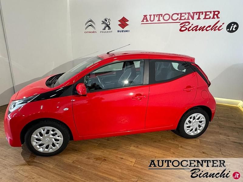 Usata Toyota Aygo Cool 72 CV (52 kW) 2020 Rosso Utilitaria