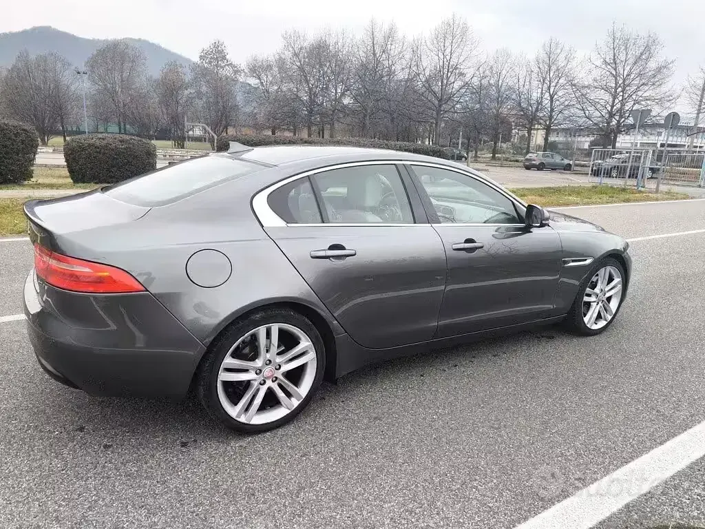 Usata Jaguar XE Portfolio 180 CV (132 kW) 2015 Grigio Berlina