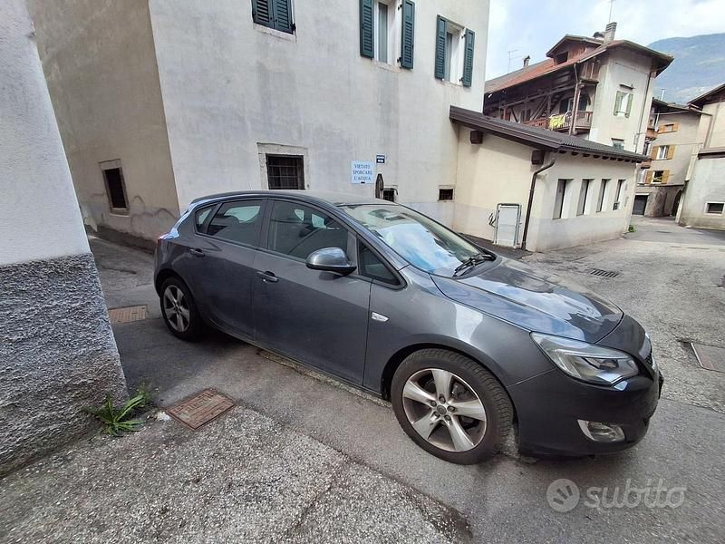 Usata Opel Astra 90 CV (66 kW) 2011 Berlina