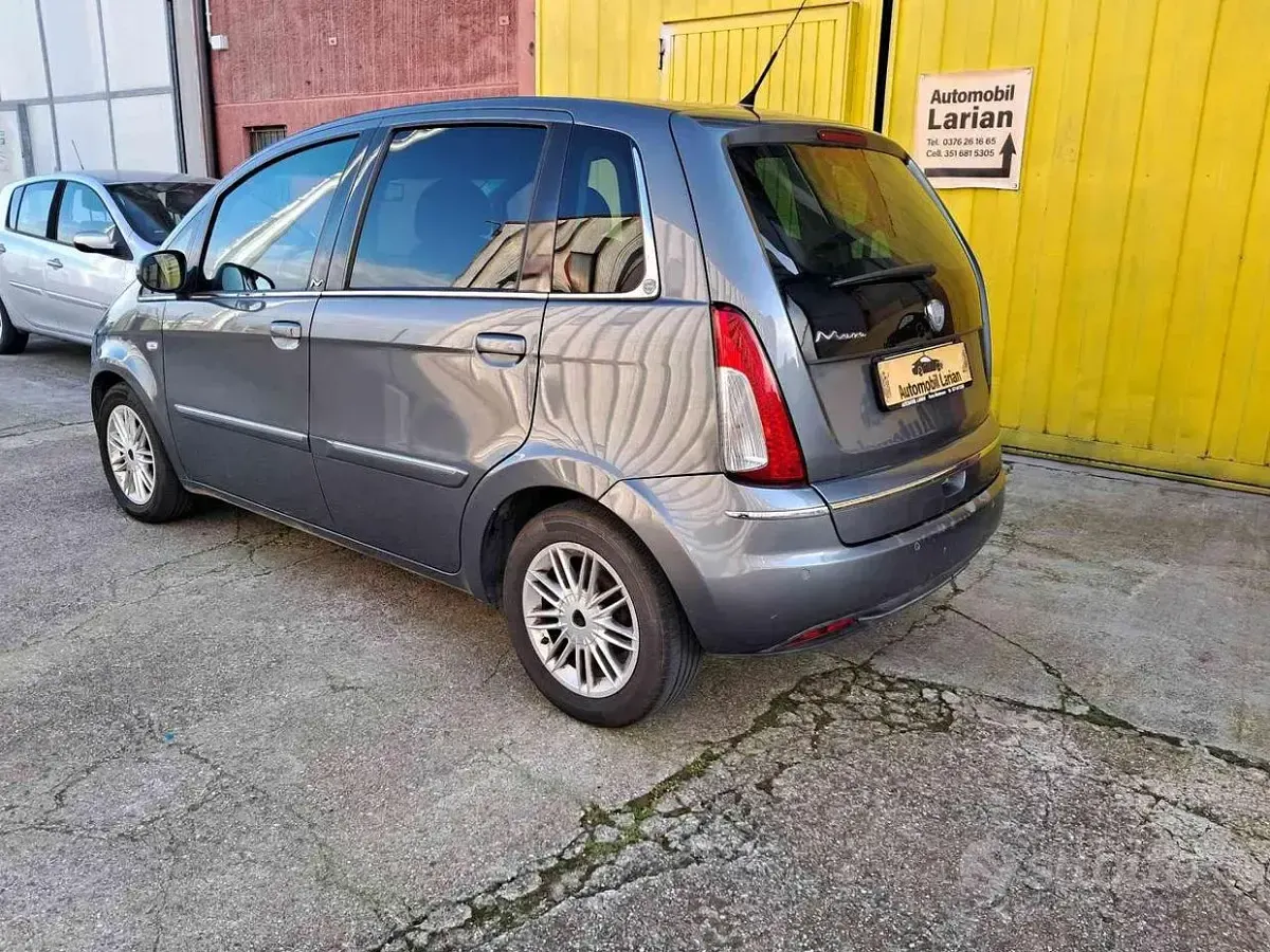 Usado Lancia Musa 95 CV (69 kW) 2010 Gris Monovolumen