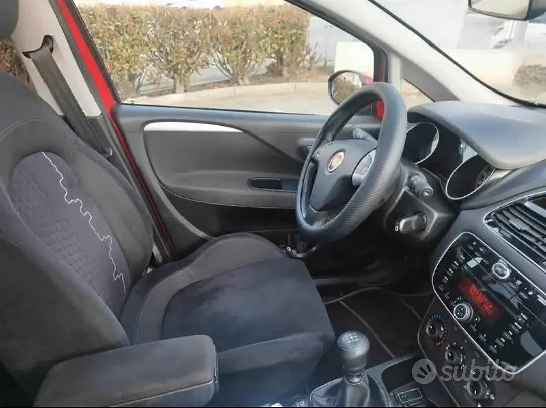 Usata Fiat Punto 77 CV (56 kW) 2015 Rosso Utilitaria