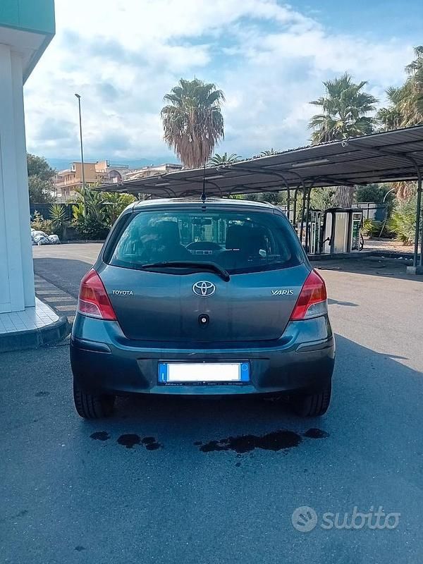 Usata Toyota Yaris 69 CV (50 kW) 2009 Grigio Utilitaria