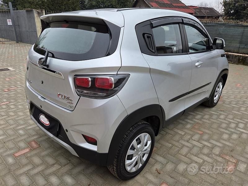 Usata Mahindra KUV100 87 CV (63 kW) 2022 Grigio SUV