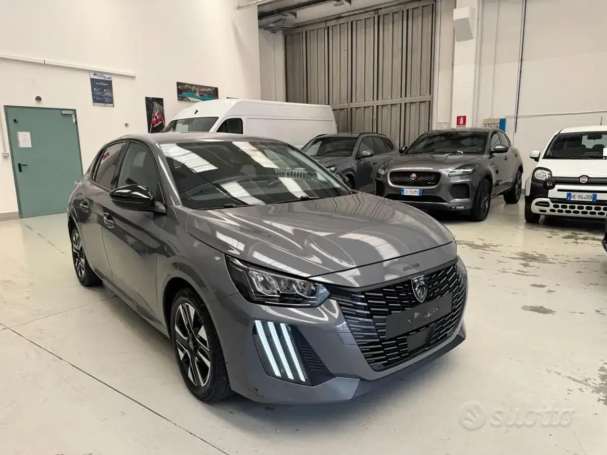 Usata Peugeot 208 Allure 101 CV (74 kW) 2025 Grigio metallizzato Utilitaria
