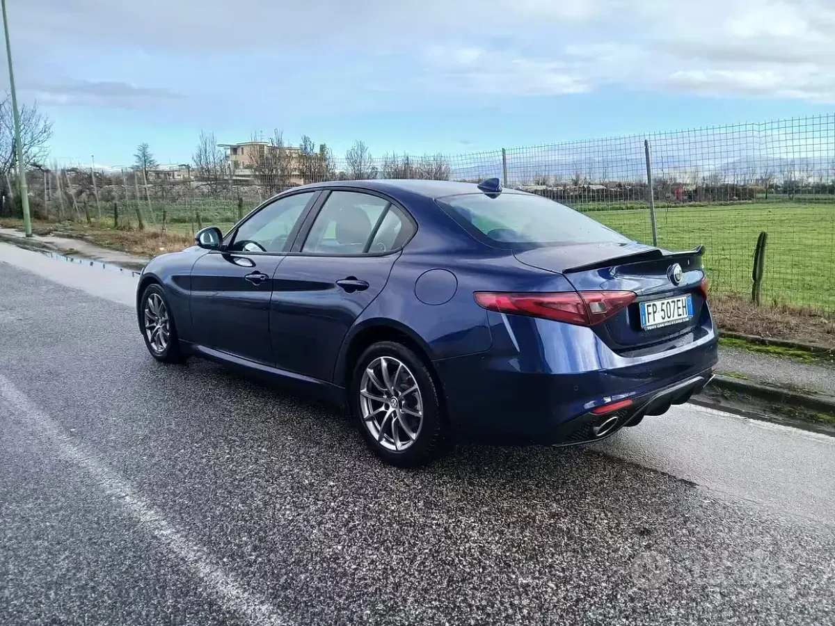 Usata Alfa Romeo Giulia 180 CV (132 kW) 2018 Bluazzurro Berlina