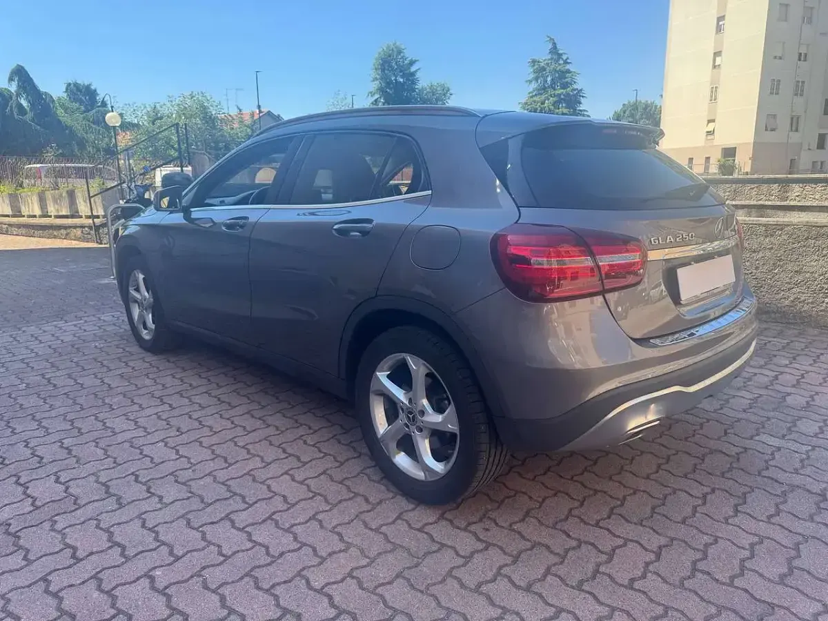 Usata Mercedes GLA250 211 CV (155 kW) 2018 Grigio SUV