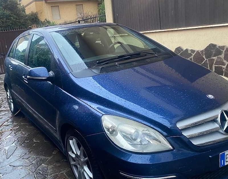 Usata Mercedes 180 109 CV (80 kW) 2010 Blu/azzurro Berlina