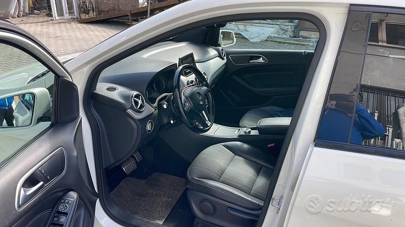 Usata Mercedes B200 Premium 156 CV (114 kW) 2012 Bianco Monovolume