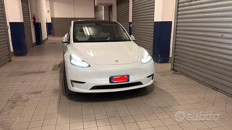 Usata Tesla Model Y 250 kW (340 CV) 2025 Bianco SUV