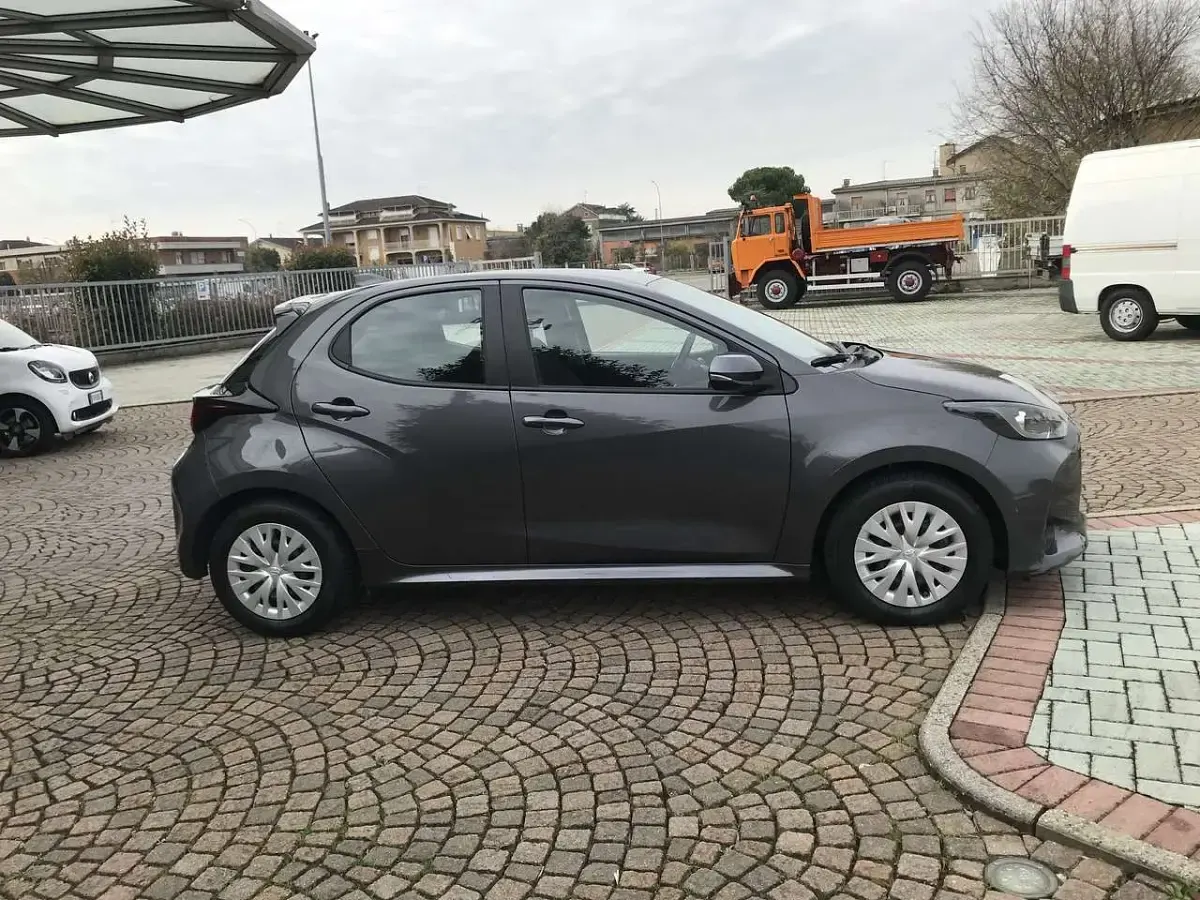 Usata Toyota Yaris Active 92 CV (67 kW) 2022 Grigio Utilitaria