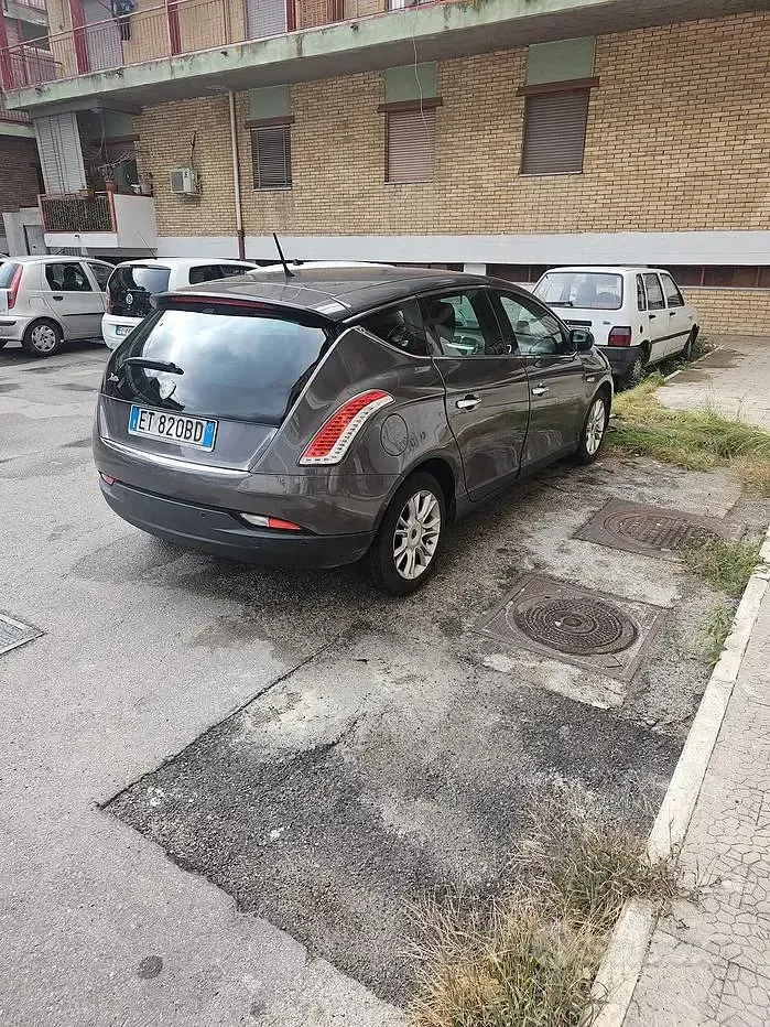 Usata Lancia Delta 120 CV (88 kW) 2013 Grigio Utilitaria