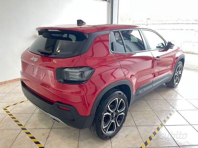 Begagnad Jeep Avenger Summit 101 HK (74 kW) 2023 Röd SUV