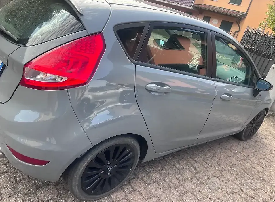 Usata Ford Fiesta 70 CV (51 kW) 2011 Grigio Utilitaria