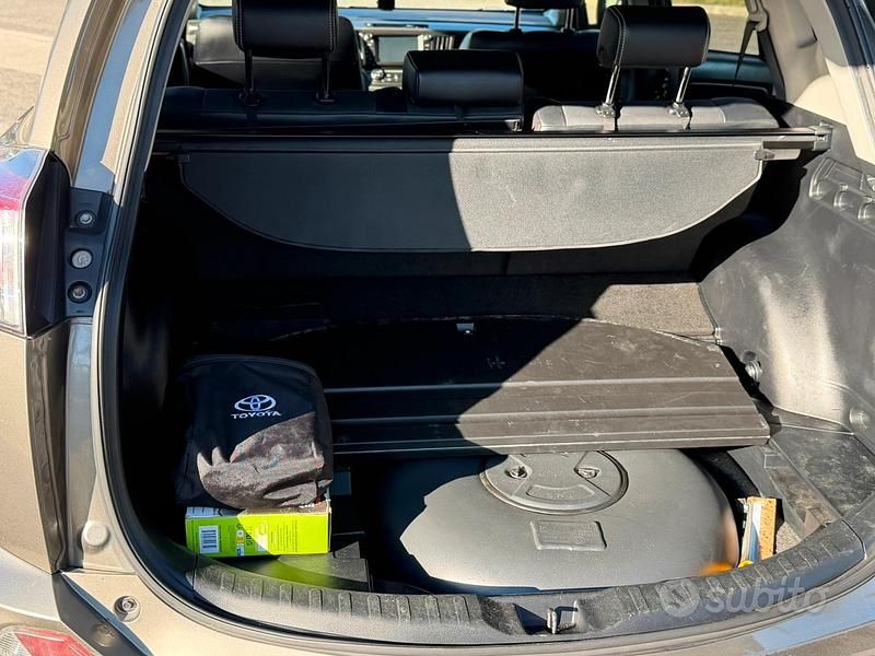 Usata Toyota RAV4 Lounge 2017 Marrone SUV