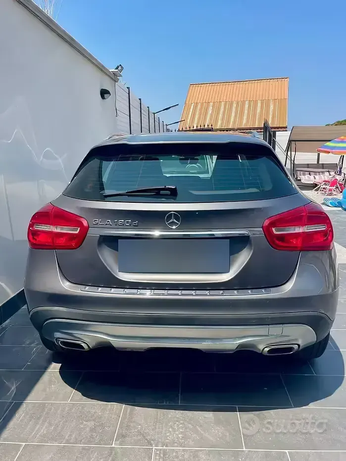 Usata Mercedes GLA180 109 CV (80 kW) 2015 Grigio SUV