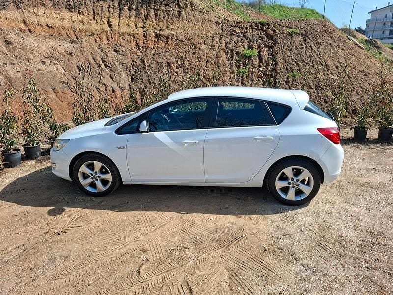 Usata Opel Astra Cosmo 101 CV (74 kW) 2011 Bianco Berlina