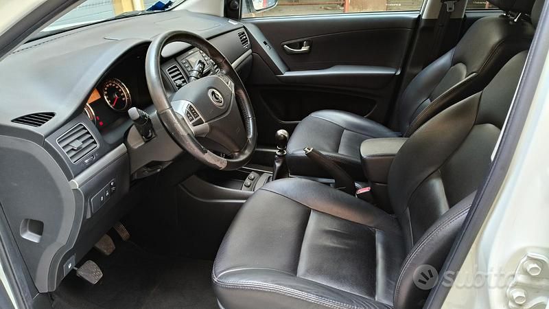 Usata Ssangyong (KGM) Korando 175 CV (128 kW) 2011 Bianco SUV