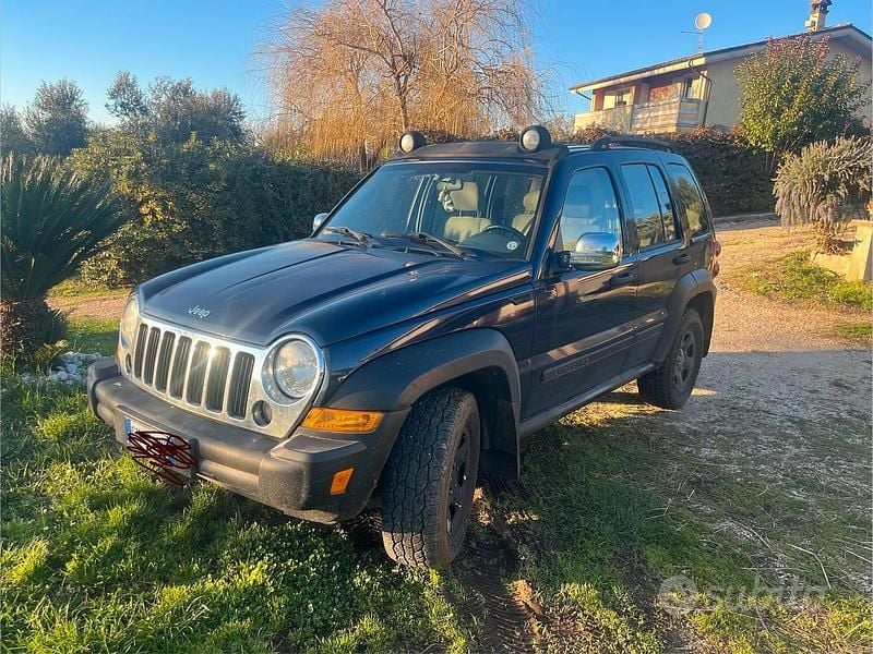 Usata Jeep Cherokee Sport 163 CV (119 kW) 2007 Blu SUV