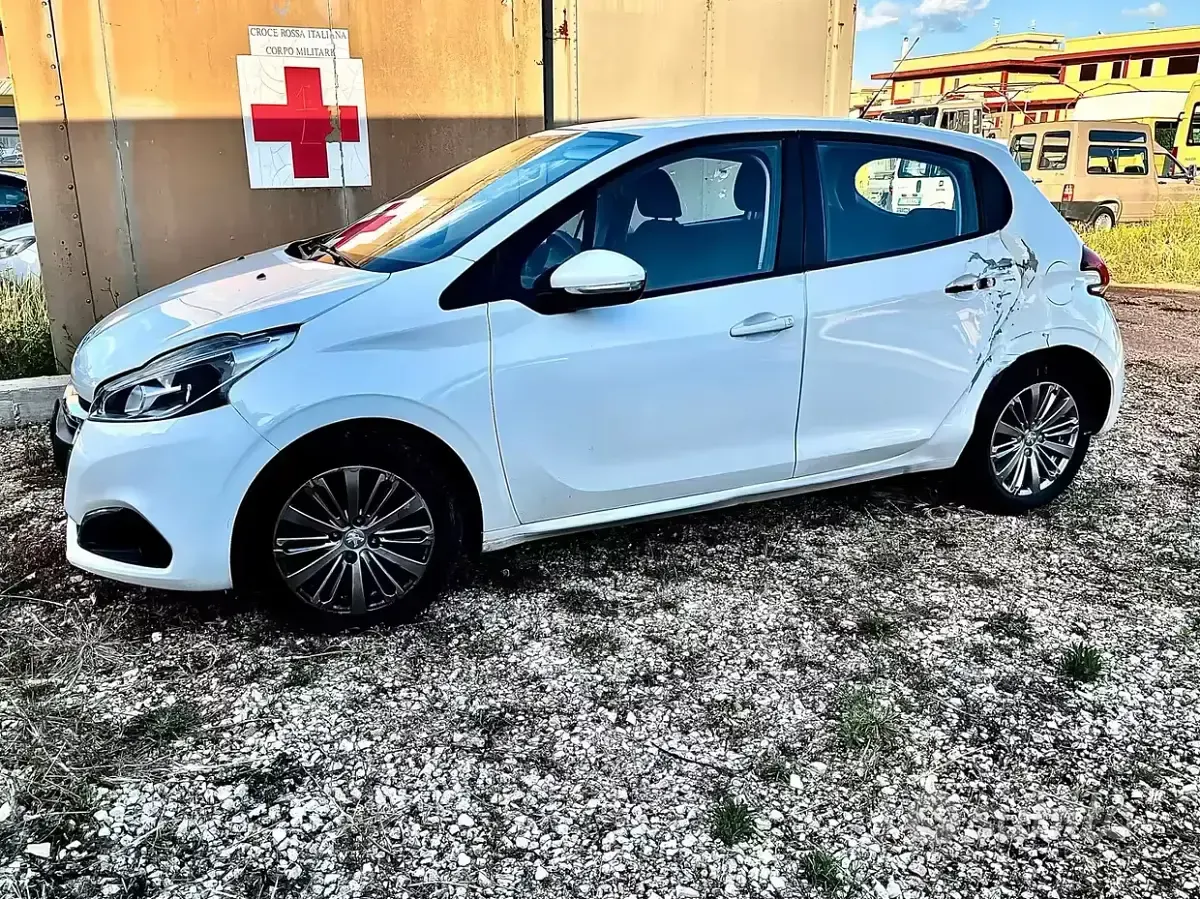 Usata Peugeot 208 68 CV (50 kW) 2015 Bianco Utilitaria