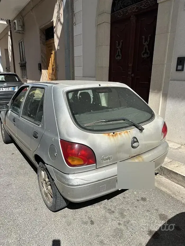 Usata Ford Fiesta 75 CV (55 kW) 2000 Grigio Utilitaria