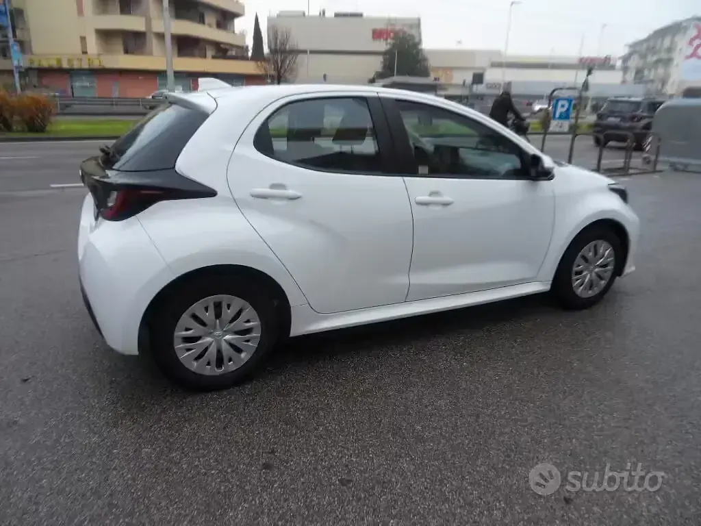 Usata Toyota Yaris Active 72 CV (52 kW) 2022 Bianco Utilitaria