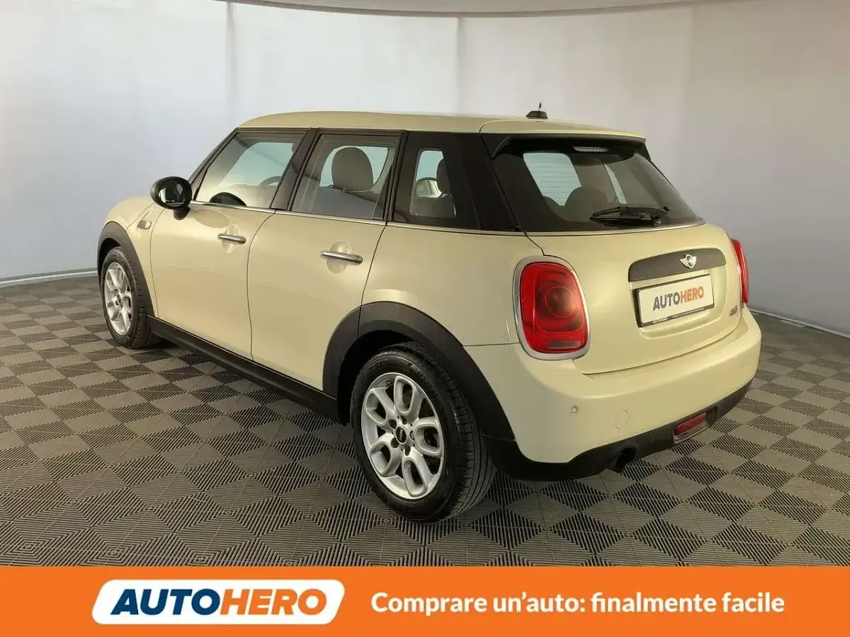 Begagnad Mini ONE 102 HK (75 kW) 2017 Vit Halvkombi