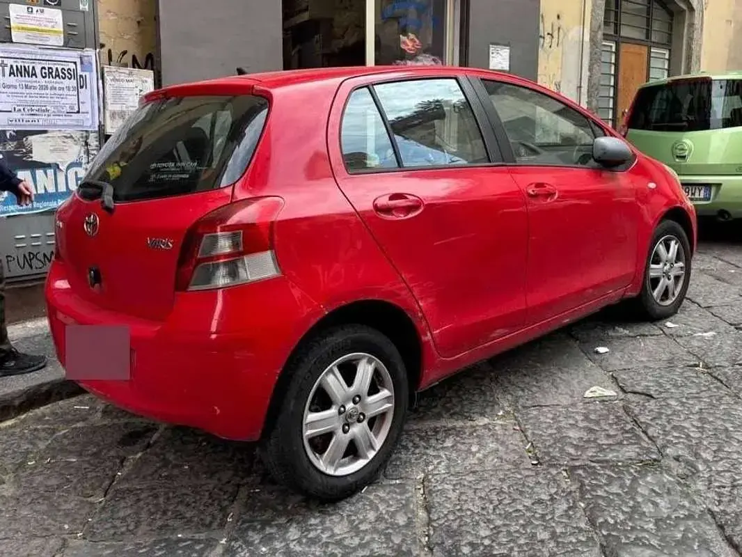 Usata Toyota Yaris 65 CV (47 kW) 2011 Rosso Utilitaria