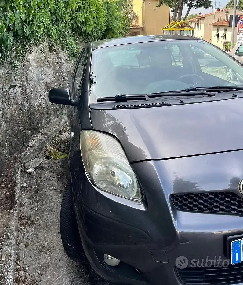 Usata Toyota Yaris Sol 69 CV (50 kW) 2011 Grigio Utilitaria