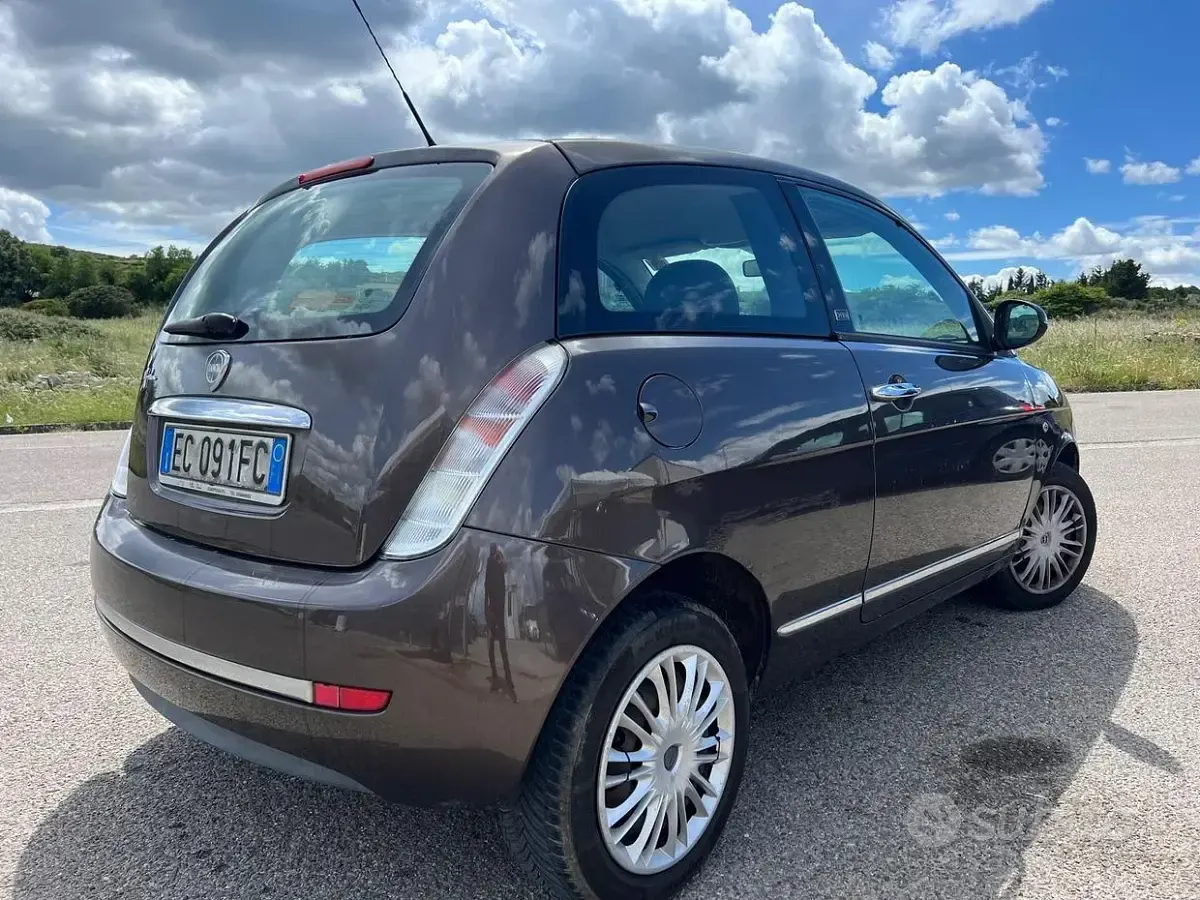Usata Lancia Ypsilon 69 CV (50 kW) 2011 Viola Utilitaria