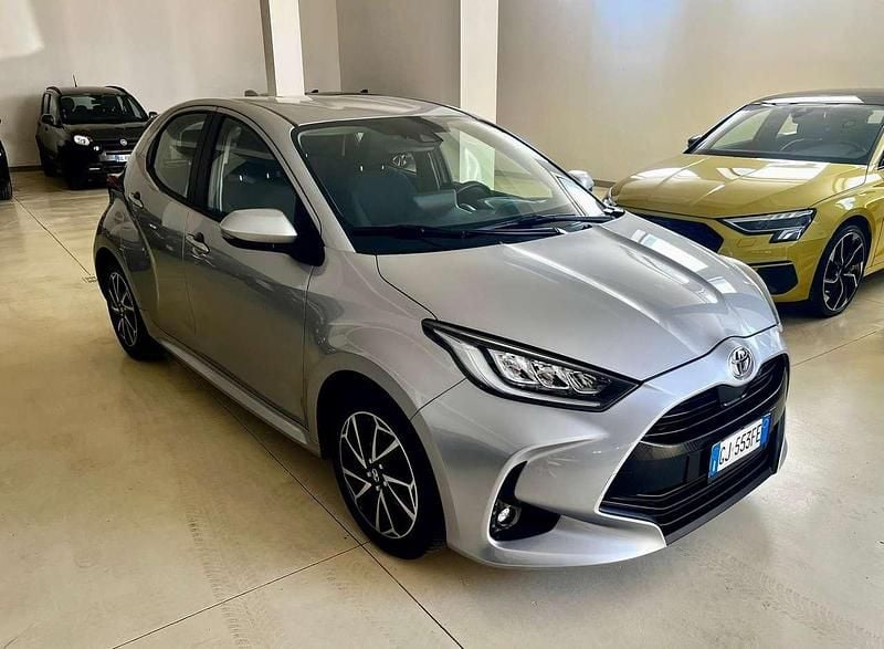 Usata Toyota Yaris 72 CV (52 kW) 2022 Argento Utilitaria
