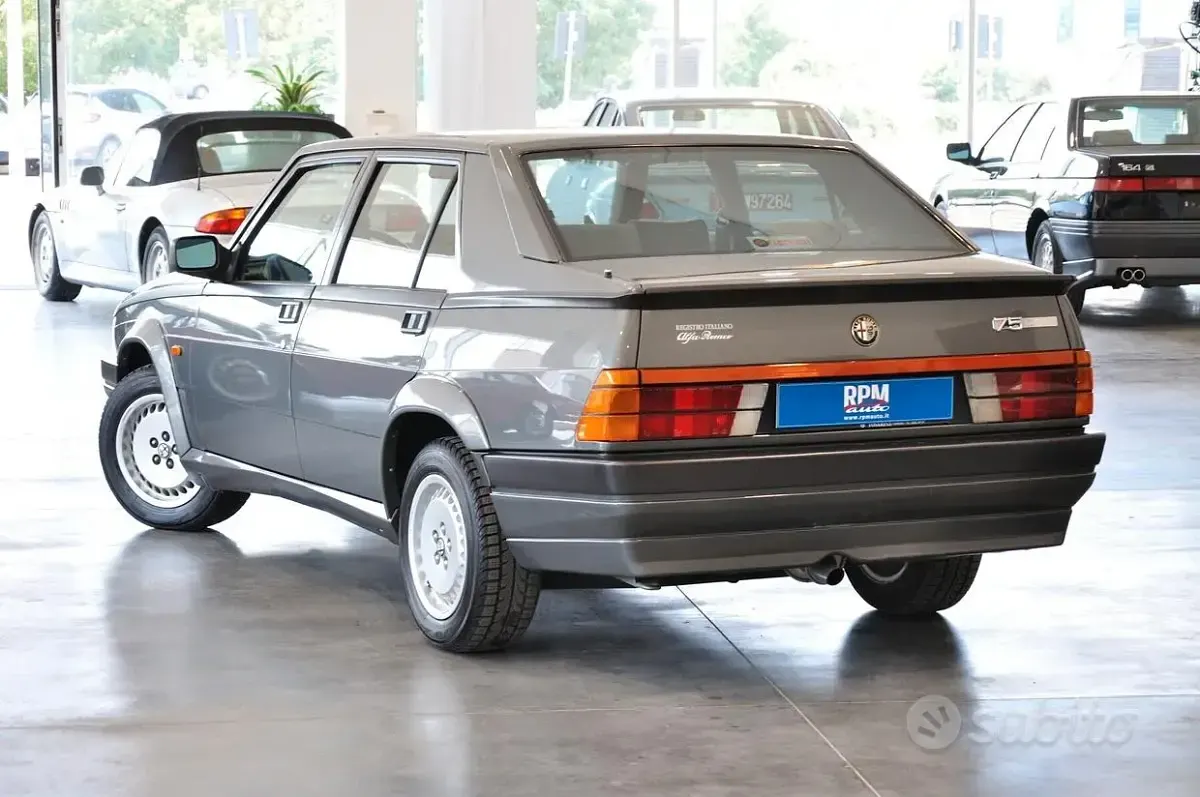 Usata Alfa Romeo 75 148 CV (108 kW) 1987 Grigio Berlina