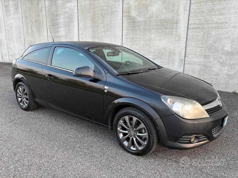 Usata Opel Astra GTC 110 CV (80 kW) 2010 Nero Berlina