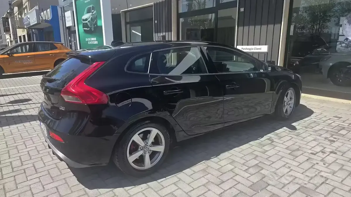 Usata Volvo V40 120 CV (88 kW) 2015 Nero Station wagon