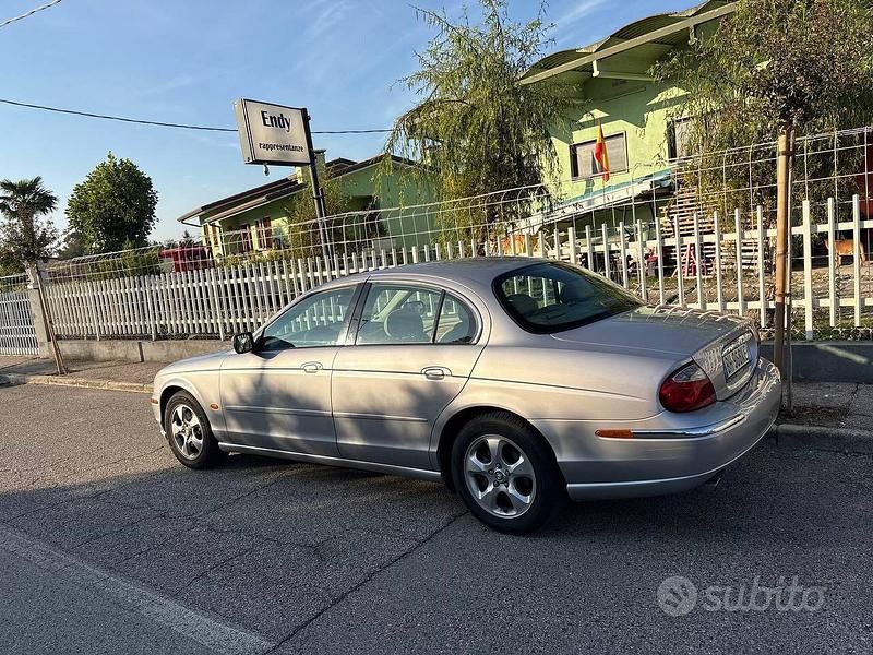 Grigio Usata 2000 Jaguar S-Type Executive Tre volumi | 4900 € (Buon prezzo) - Immagine 1/4