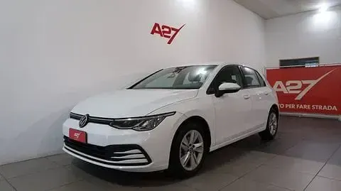 Usata VW Golf VIII Life 131 CV (96 kW) 2023 Bianco Utilitaria