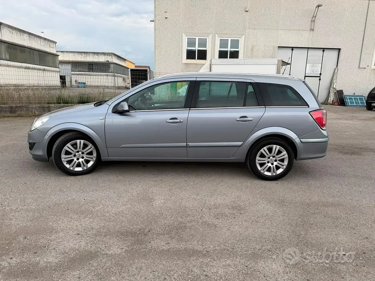 Usata Opel Astra Cosmo 101 CV (74 kW) 2007 Grigio Station wagon