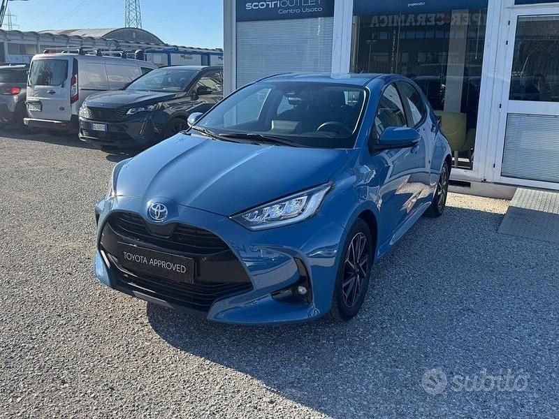 Usata Toyota Yaris Trend 72 CV (52 kW) 2022 Blu Utilitaria