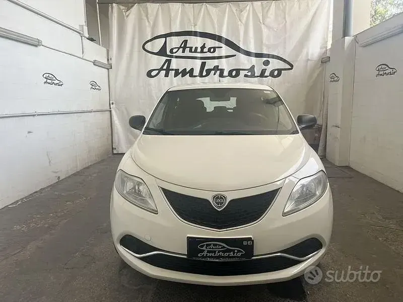 Usata Lancia Ypsilon Gold 69 CV (50 kW) 2018 Bianco Utilitaria