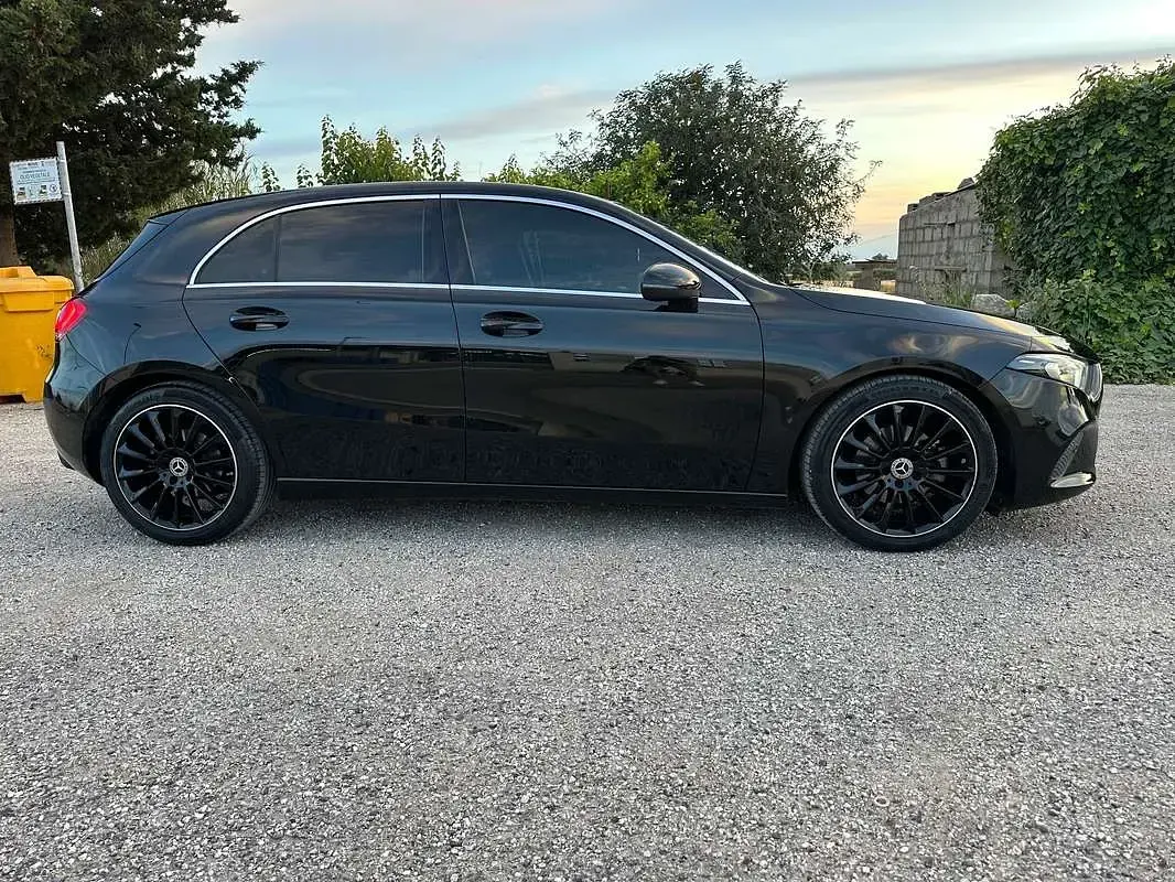 Usado Mercedes A180 116 CV (85 kW) 2020 Negro Utilitario