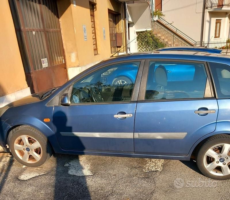 Usata Ford Fiesta 75 CV (55 kW) 2006 Blu Utilitaria
