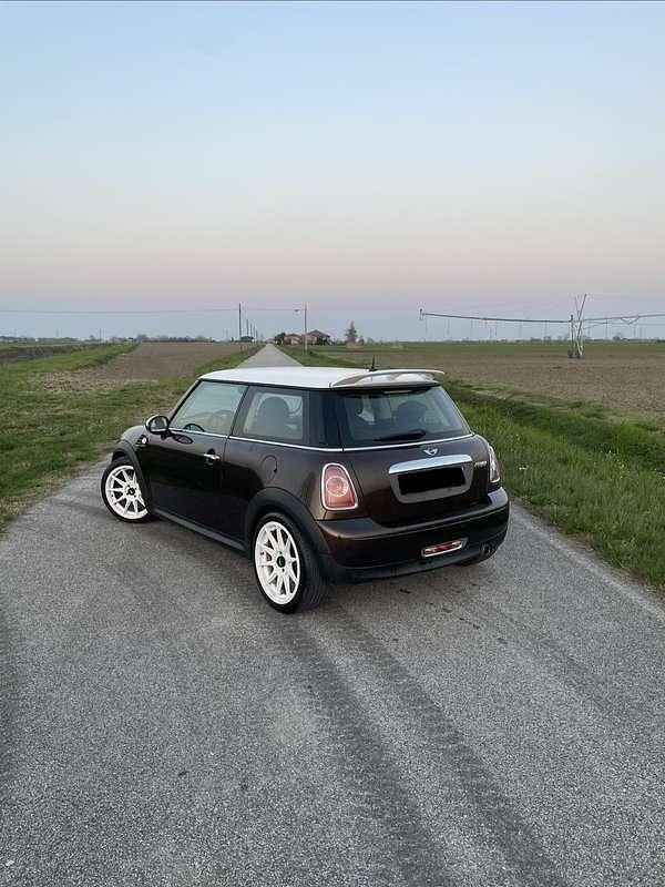 Begagnad Mini ONE 75 HK (55 kW) 2011 Brun Halvkombi