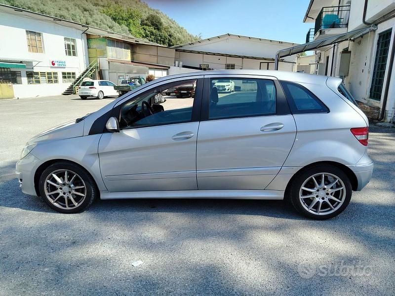 Usata Mercedes B180 109 CV (80 kW) 2010 Grigio Monovolume
