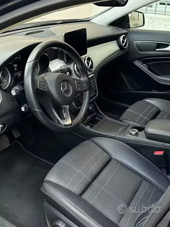 Usata Mercedes GLA200 Premium 136 CV (100 kW) 2016 Bluazzurro SUV