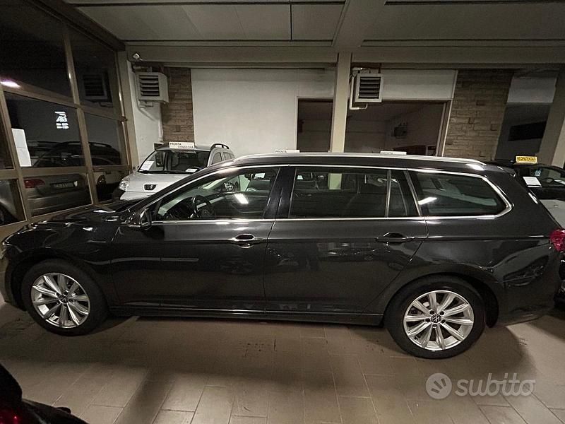 Usata VW Passat Business 122 CV (89 kW) 2021 Grigio Station wagon