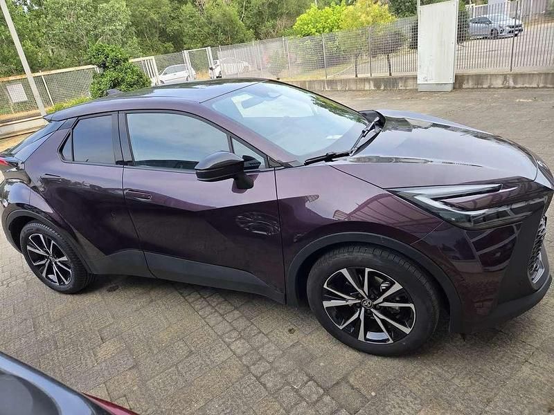 Usata 2024 Toyota C-HR SUV | 28.500 € (Buon prezzo) - Immagine 1/4