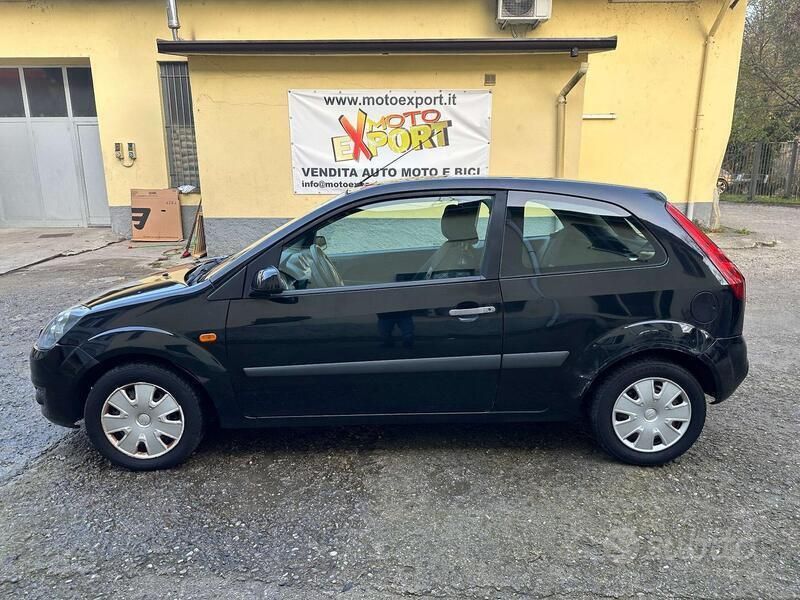 Usata Ford Fiesta Ghia 75 CV (55 kW) 2006 Nero Utilitaria